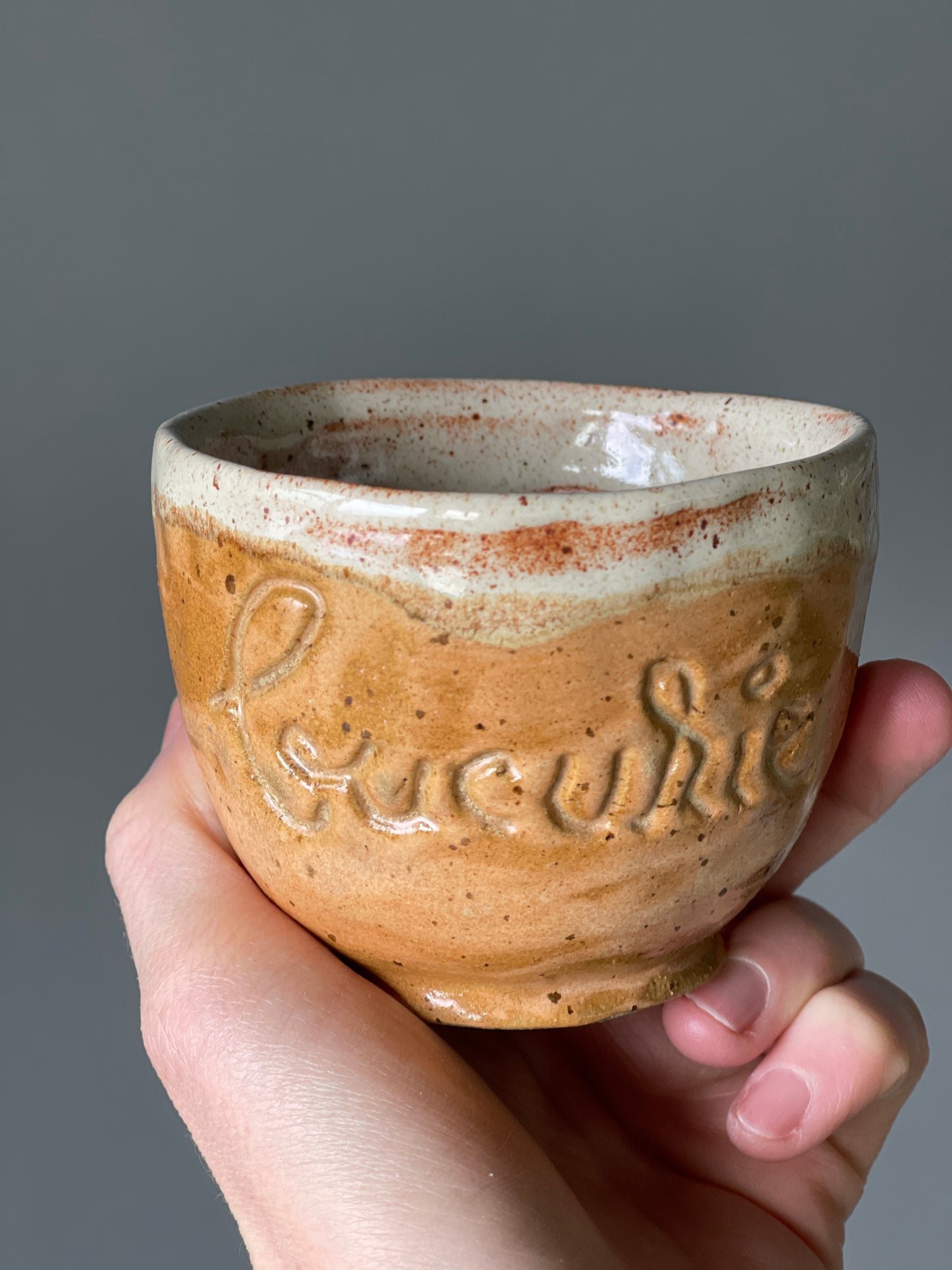 Cana Bell cu mesaj "Bucurie"
