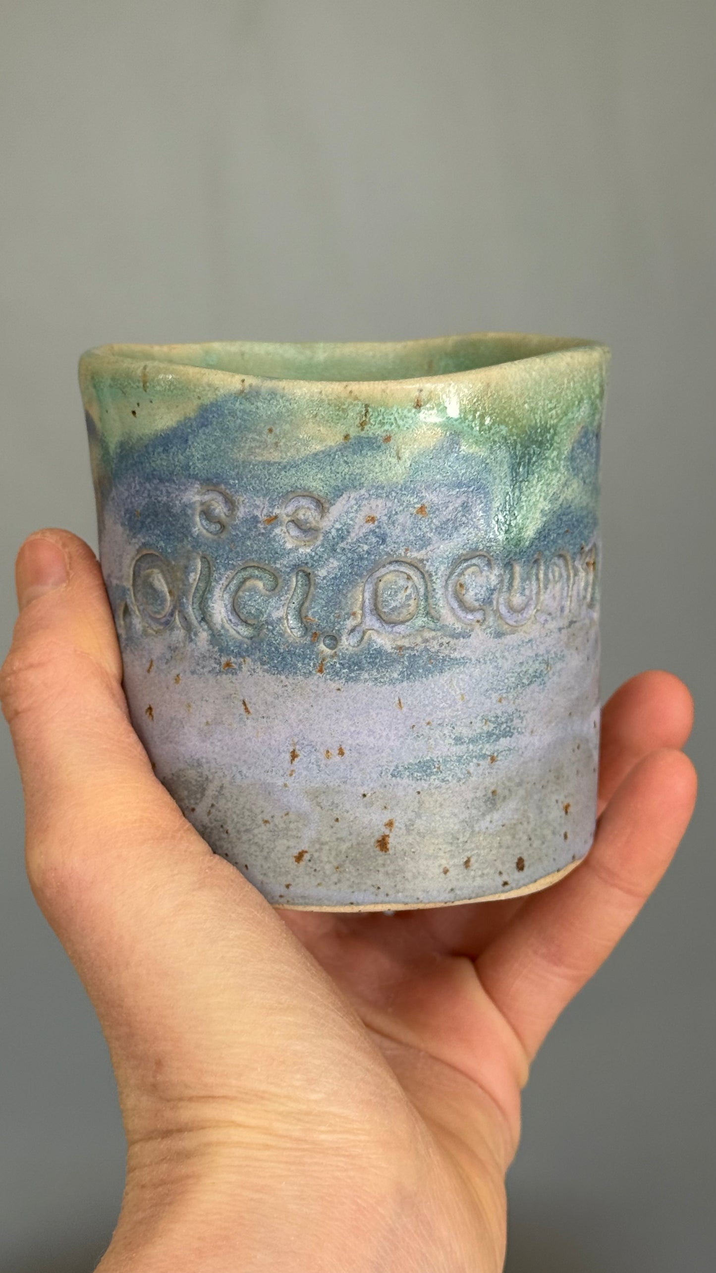 Cana Latte cu mesaj "Aici.acum"