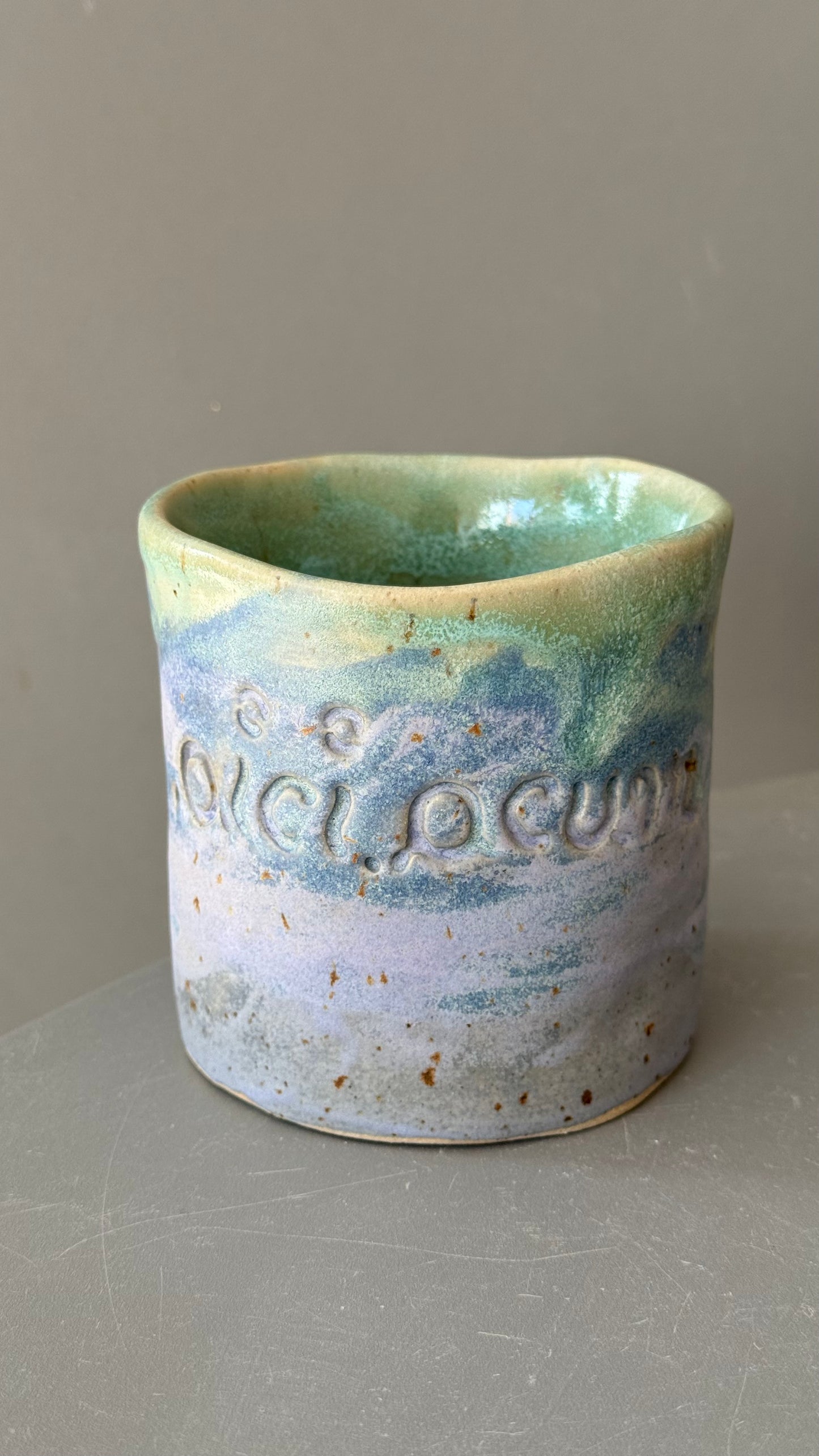 Cana Latte cu mesaj "Aici.acum"